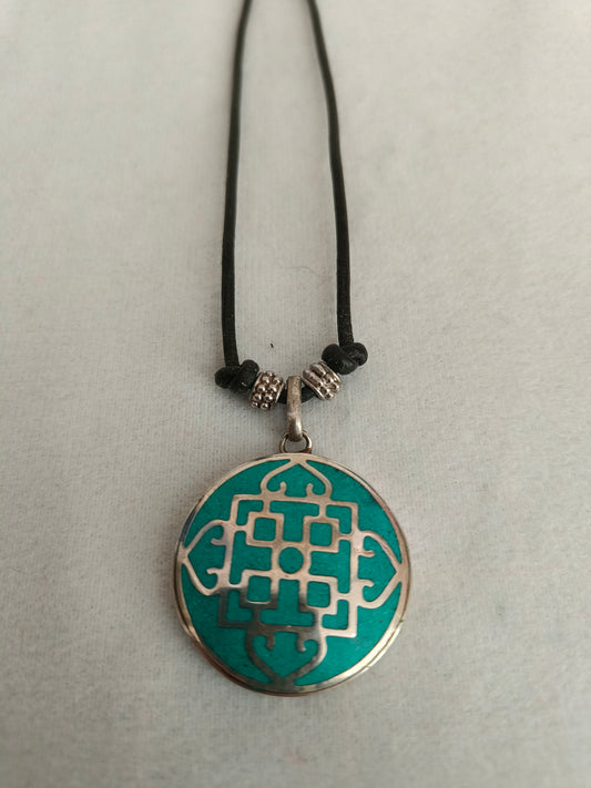 Nepalese silver/white metal turquoise pendant necklace 9" drop